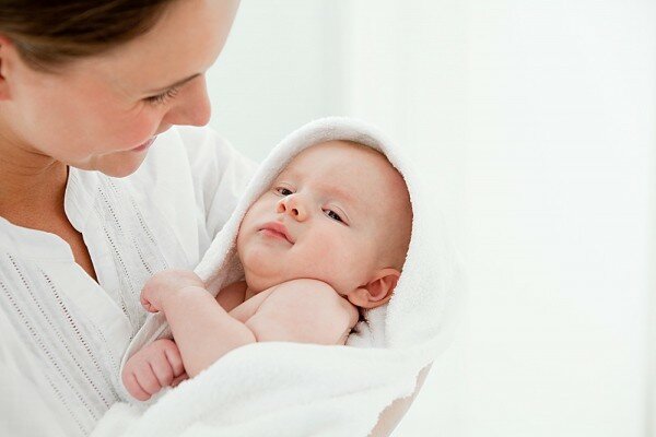 Điều dưỡng hướng dẫn mẹ cách bế trẻ sơ sinh đúng chuẩn