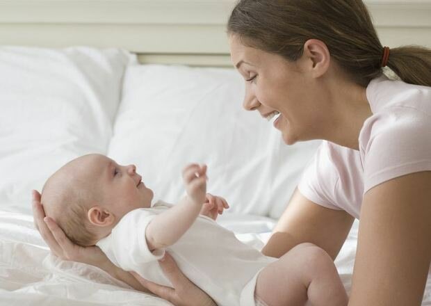 Điều dưỡng hướng dẫn mẹ cách bế trẻ sơ sinh đúng chuẩn
